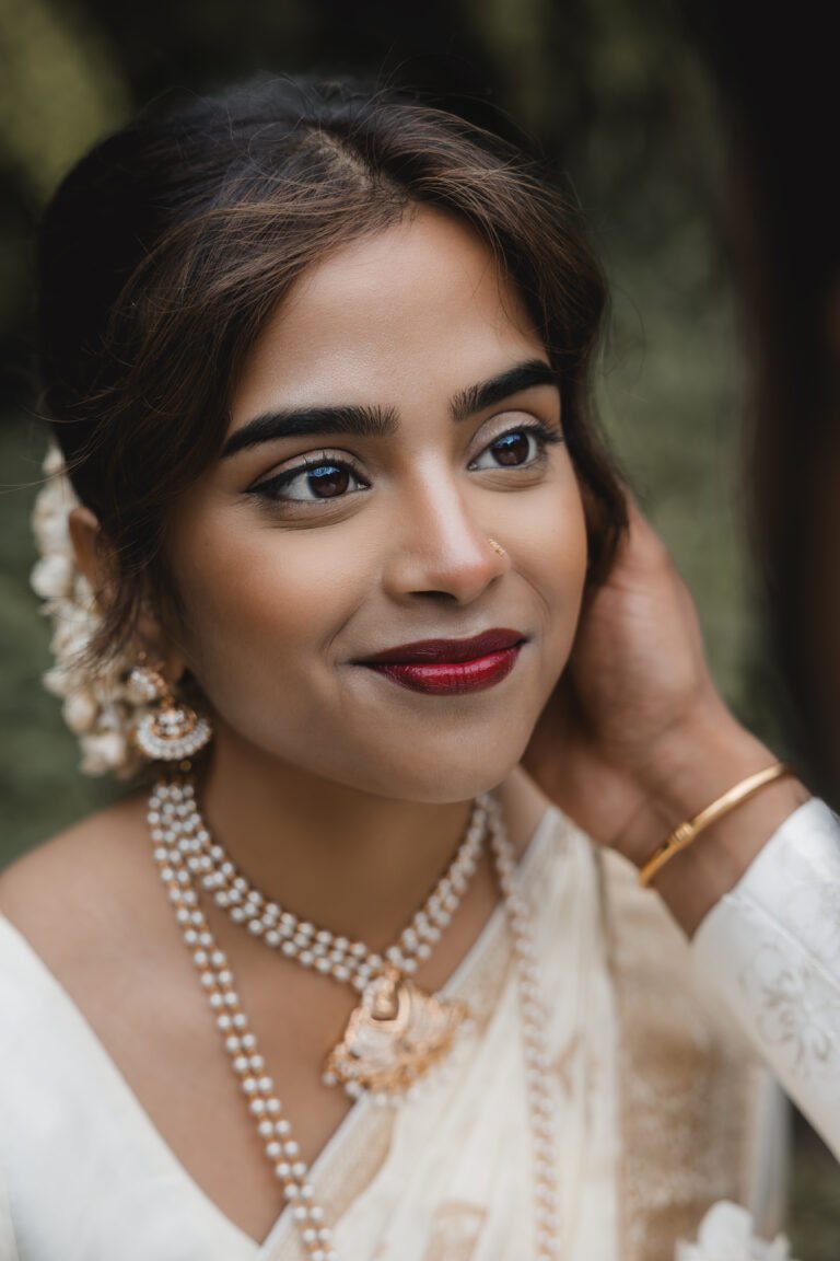 Braut mit Perlenkette und Blüten im Haar – Brautportrait