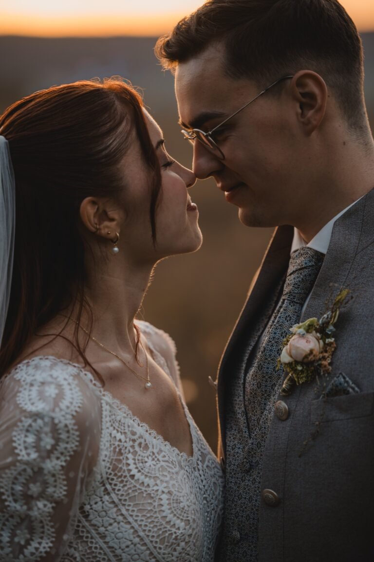 Brautpaar im Abendlicht, Stirn an Stirn – Hochzeitsfotografie von Aydin Genn