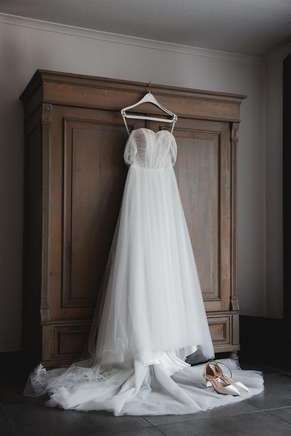 Brautkleid und Brautschuhe am Morgen des Hochzeitstags – Getting Ready