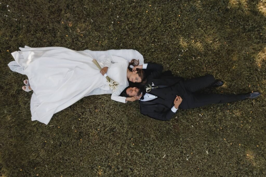 Brautpaar aus der Vogelperspektive im Gras – After-Wedding-Shooting