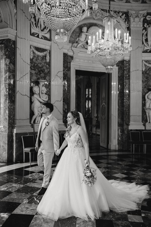 Brautpaar im historischen Schlosssaal in Schwarzweiß – Hochzeit im Schloss